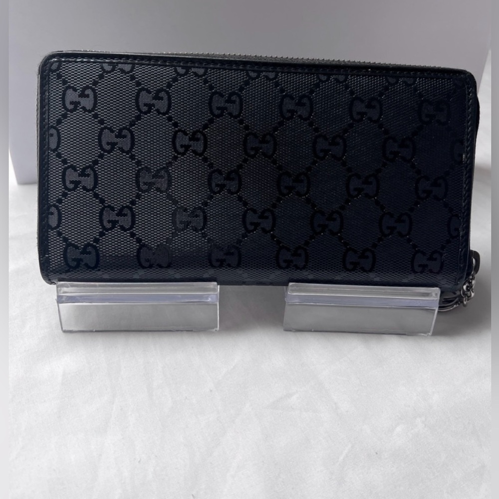 GUCCI Imprime zip around wallet in black.